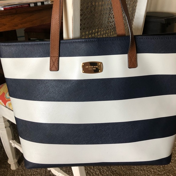 Michael Kors Handbags - Michael Kors Tote